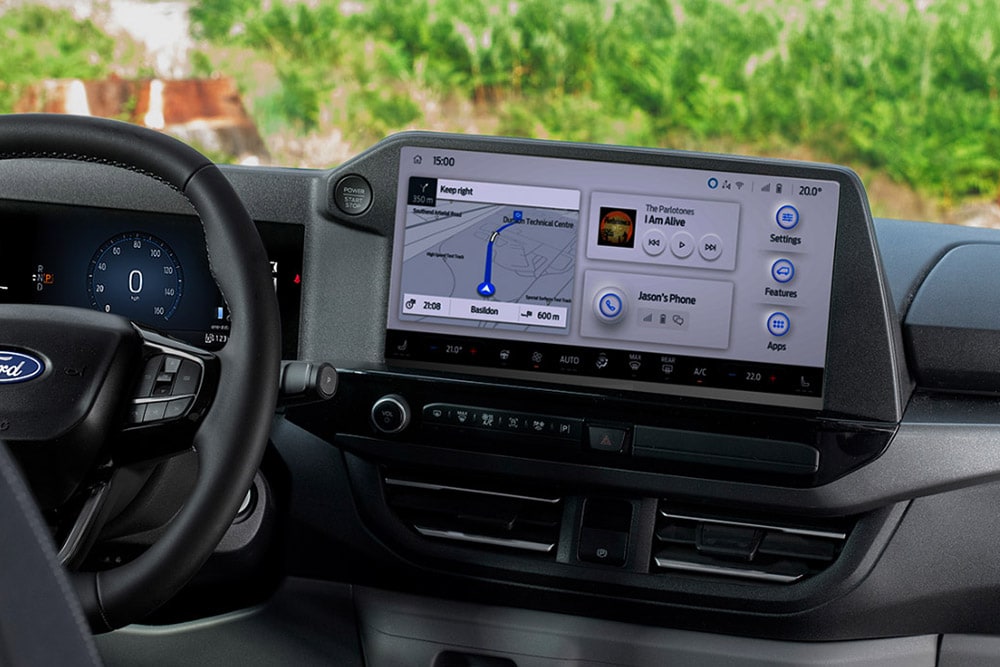 Pantalla táctil de 13" que muestra el salpicadero SYNC™ 4 de una Ford Transit Custom Nugget.