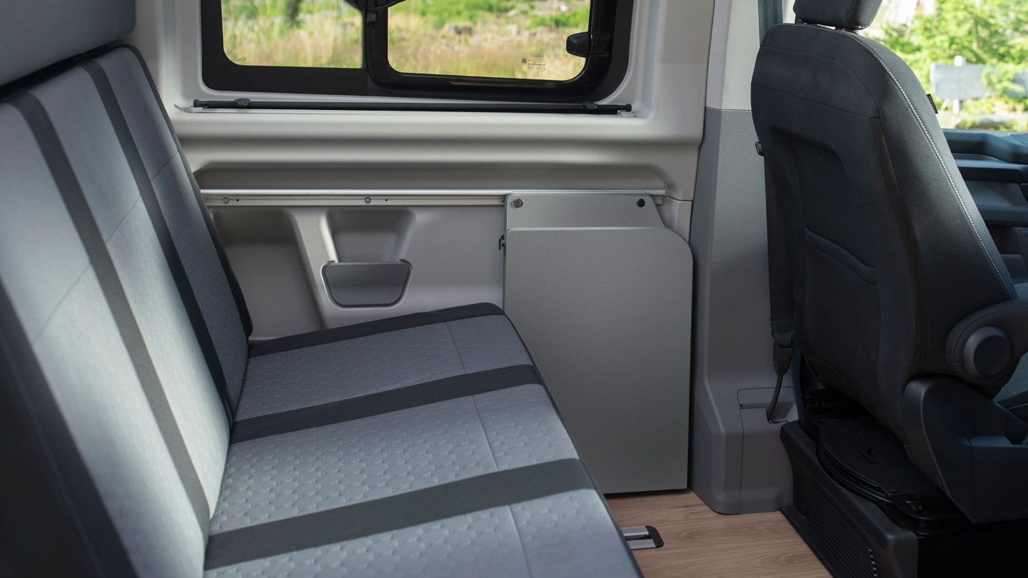 Nueva Ford Transit Custom Nugget interior con tres asientos en fila
