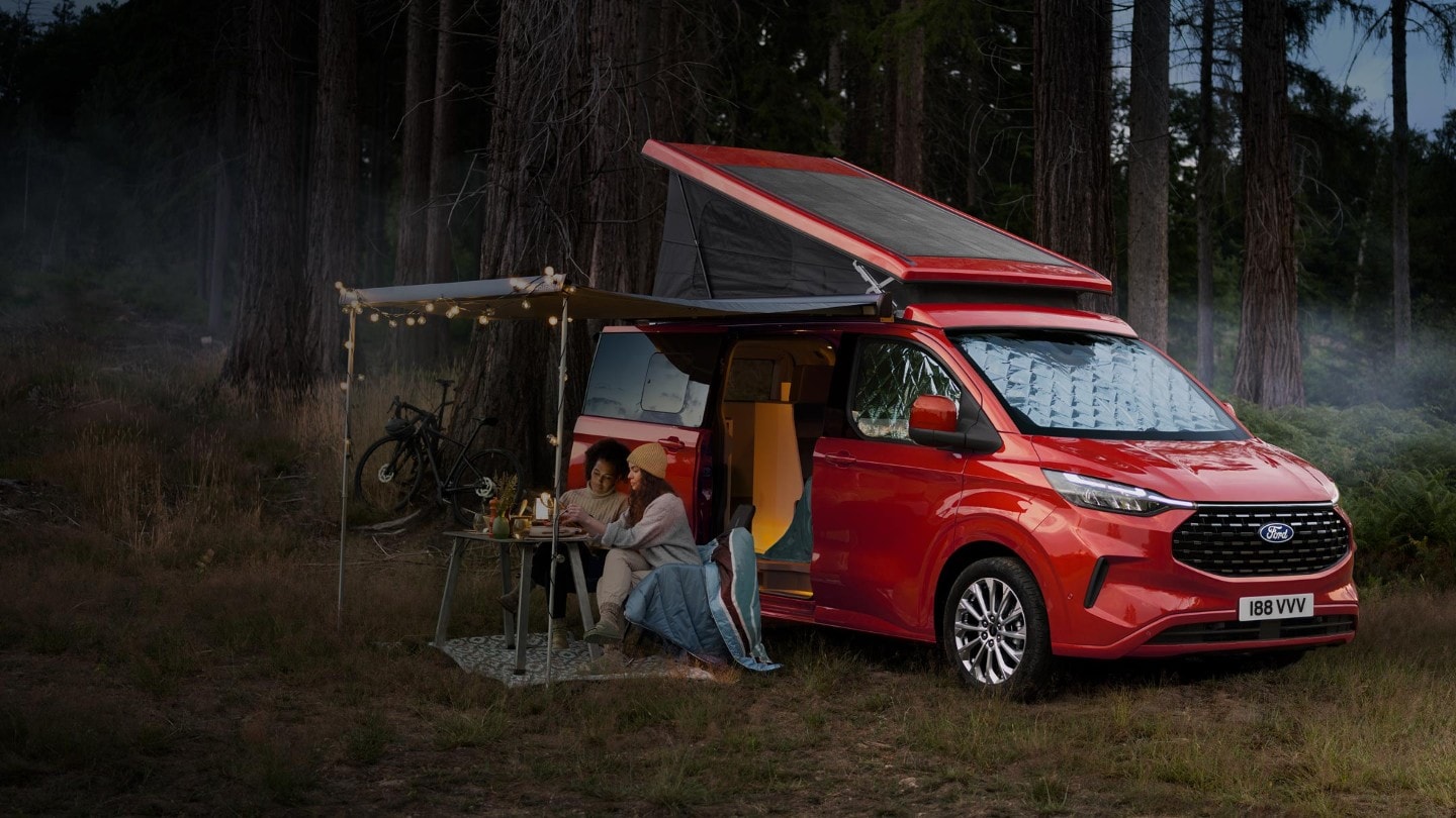 Nueva Ford Transit Custom Nugget en el bosque con gente