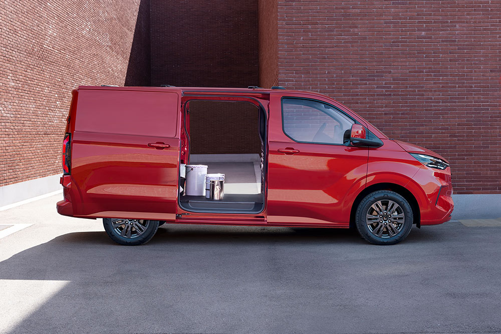 Un repartidor descargando paquetes de una Ford Transit Custom roja.