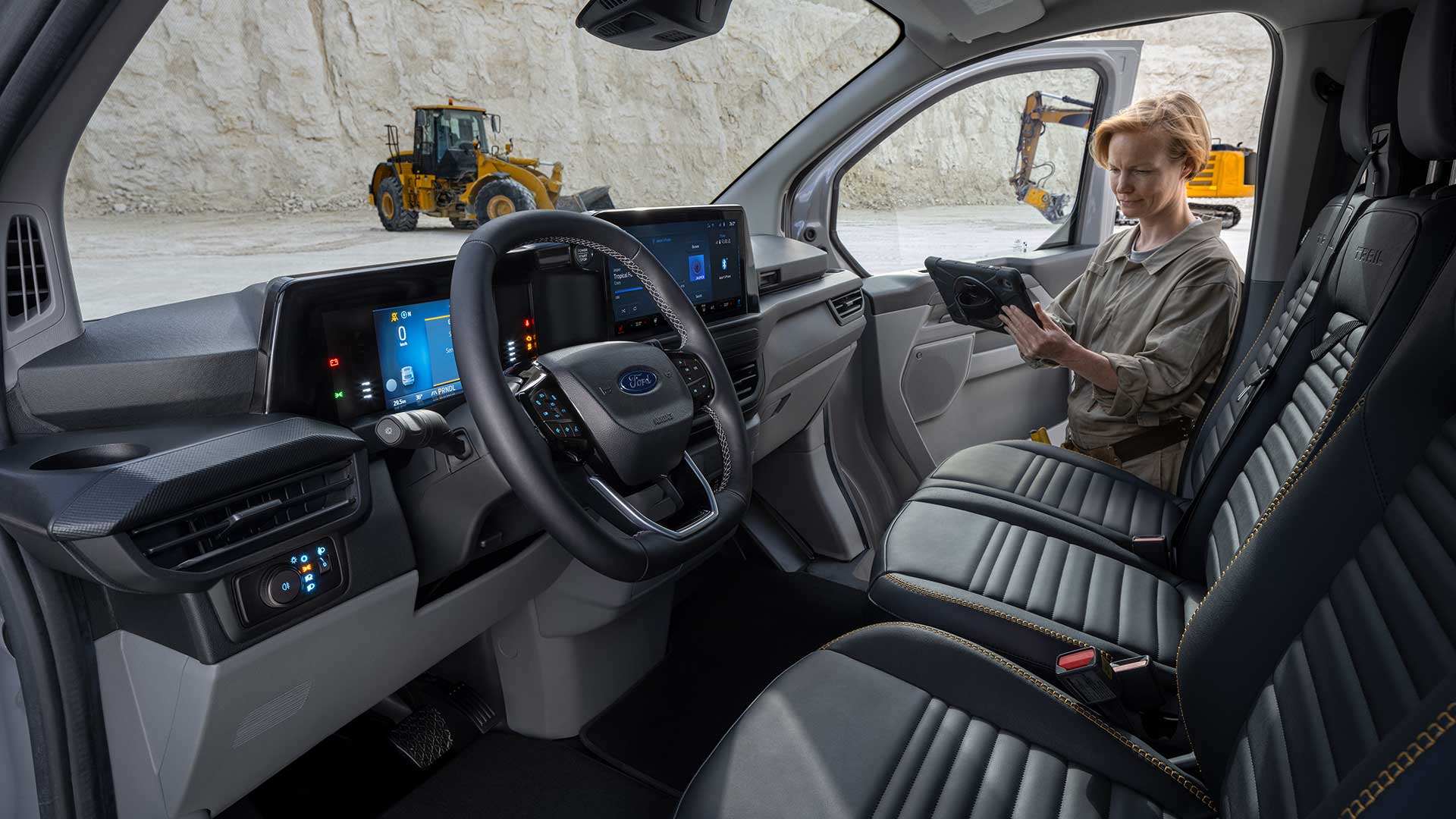 Interior de una furgoneta Ford Transit Custom Trail gris.