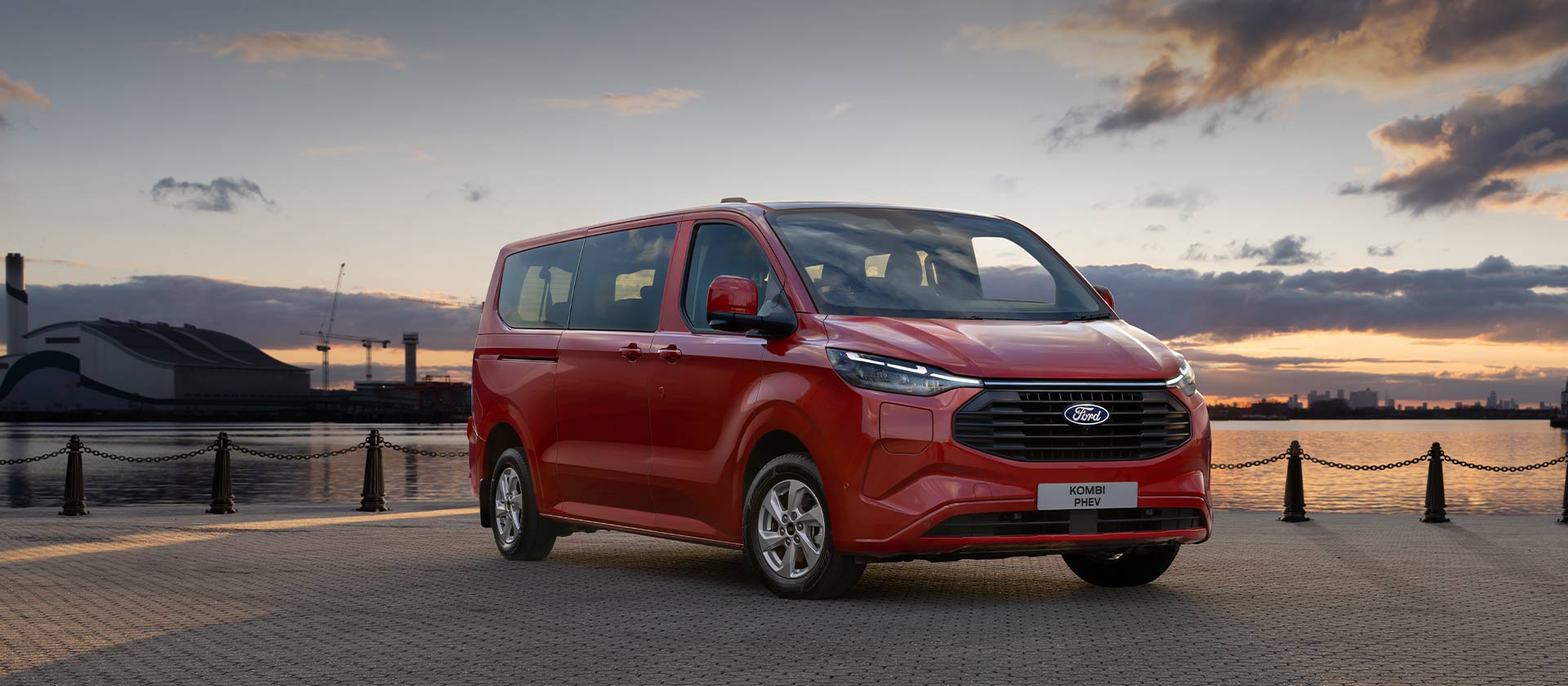 Ford Transit Custom Kombi híbrida enchufable roja