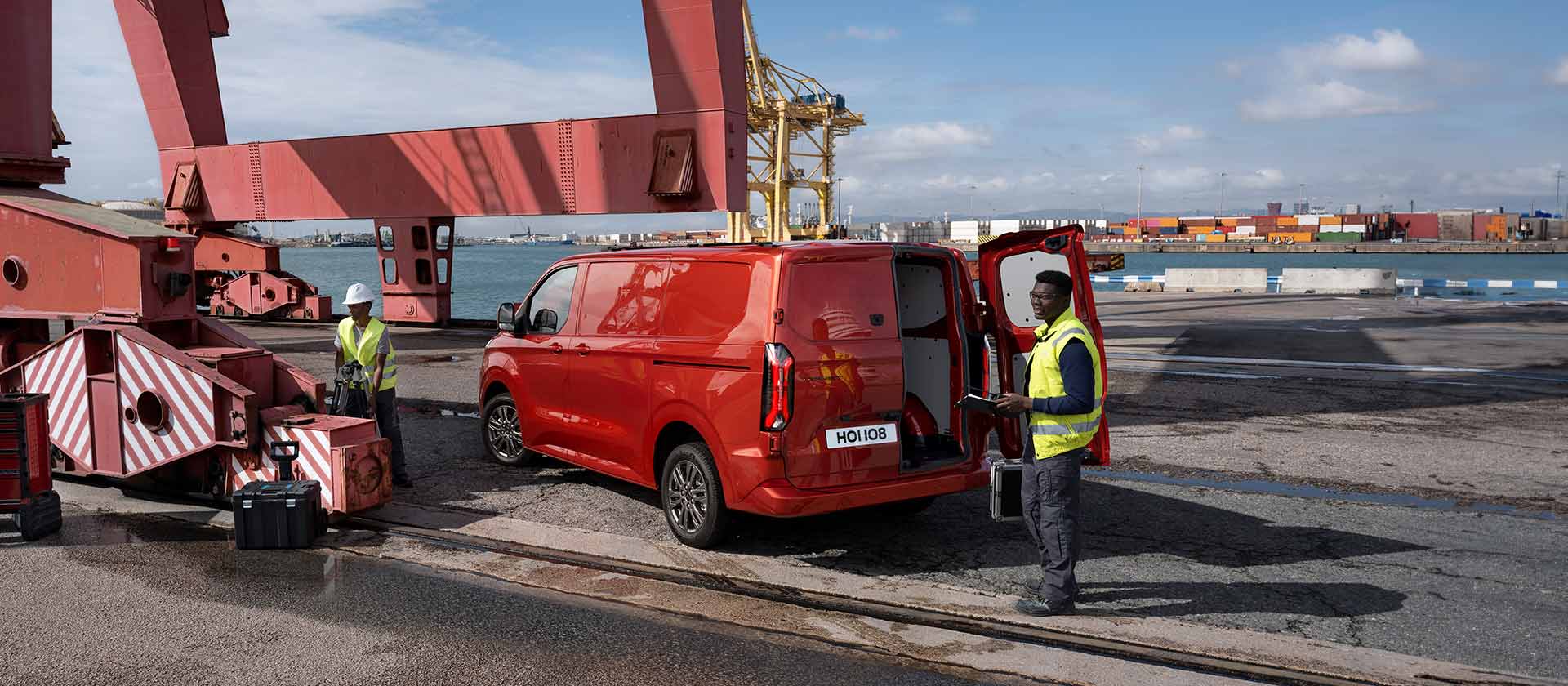 Furgoneta Ford Transit Custom roja en un muelle.