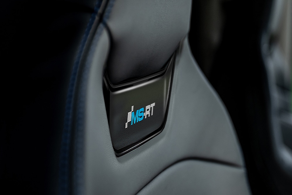 Primer plano del logotipo MS-RT en un asiento del coche.