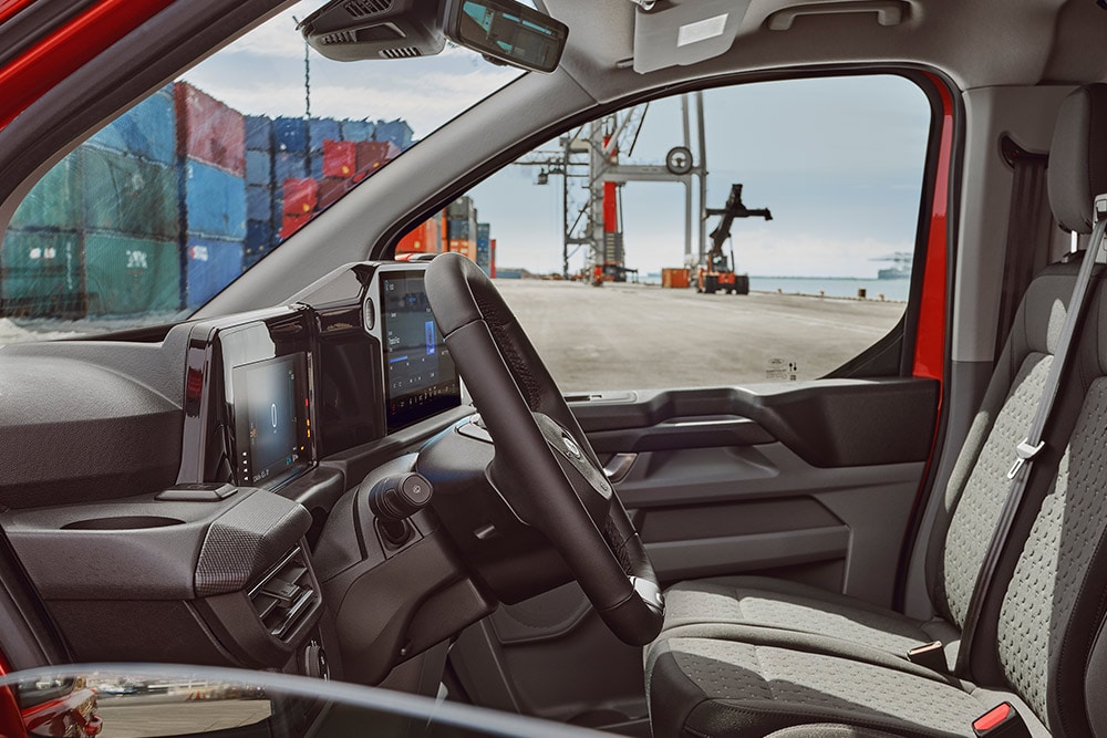 Interior de una furgoneta Ford Transit Custom roja.
