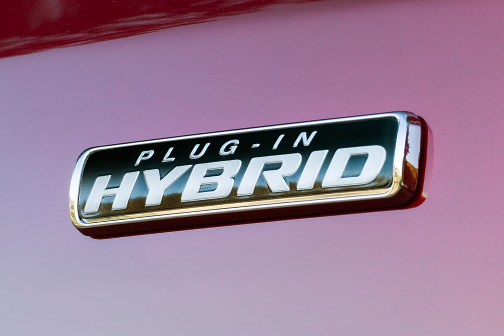 Insignia «Plug-in Hybrid» en una Ford Transit Custom roja.