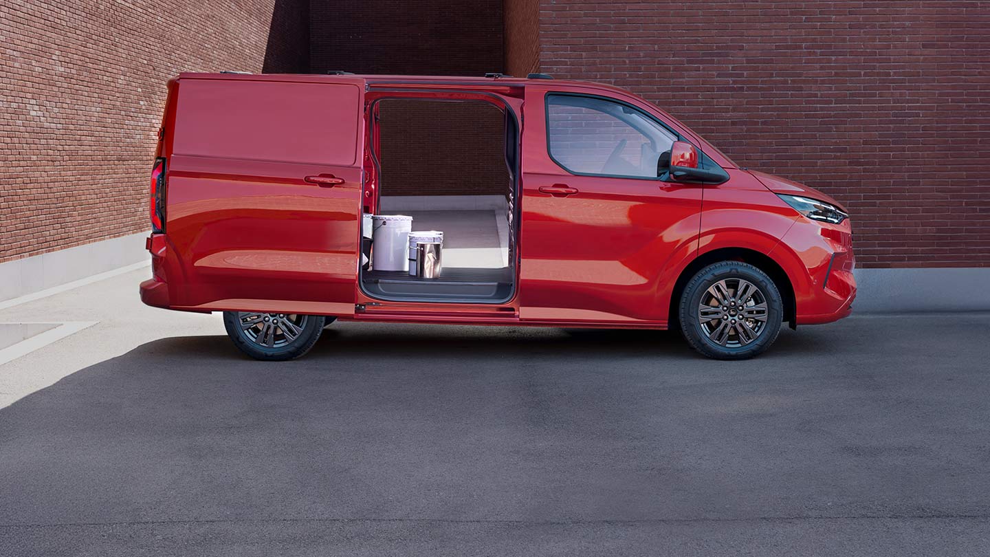 Una furgoneta Ford Transit Custom roja con las puertas abiertas por las que se ve el interior.