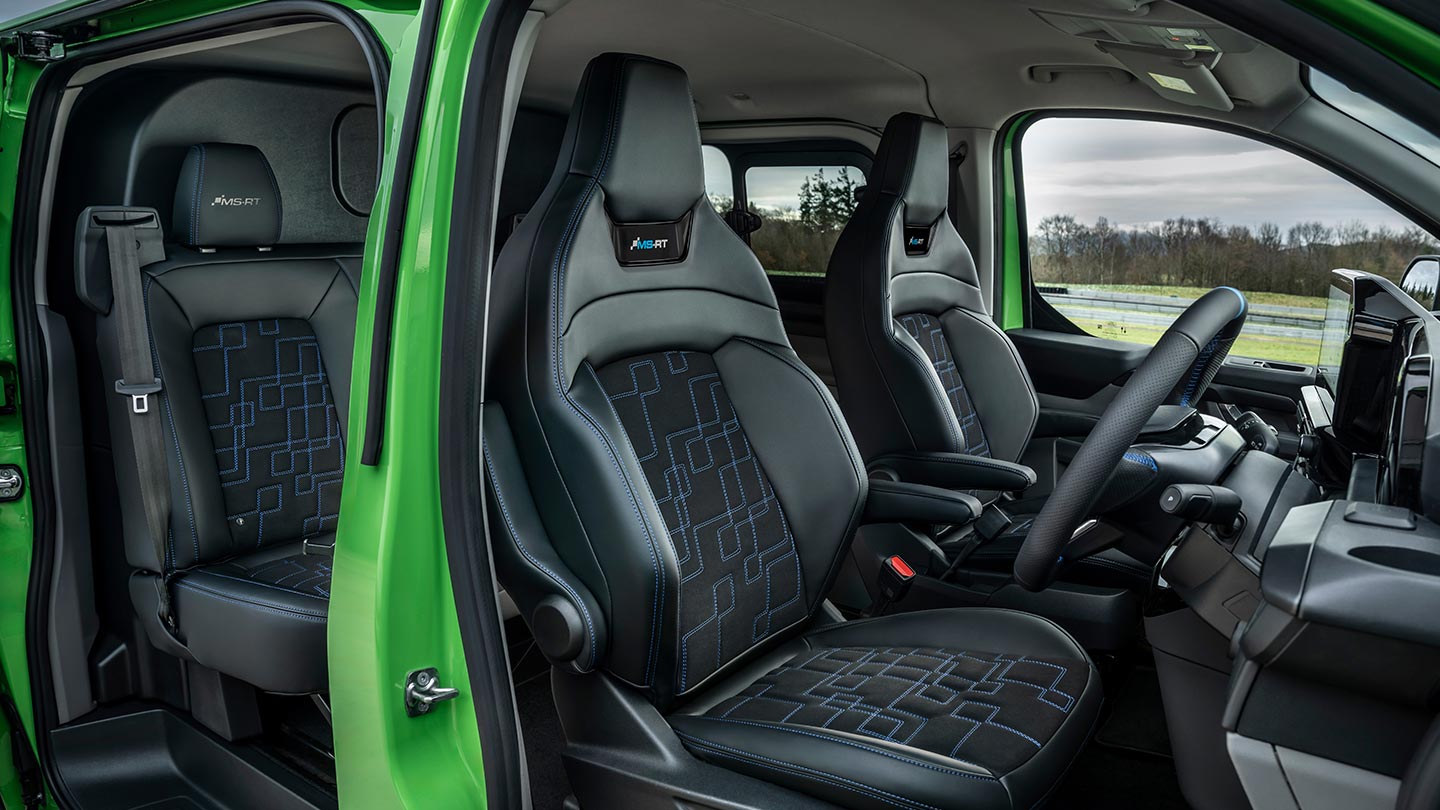 Vista interior de una Ford Transit Custom MS-RT verde que muestra los asientos delanteros.