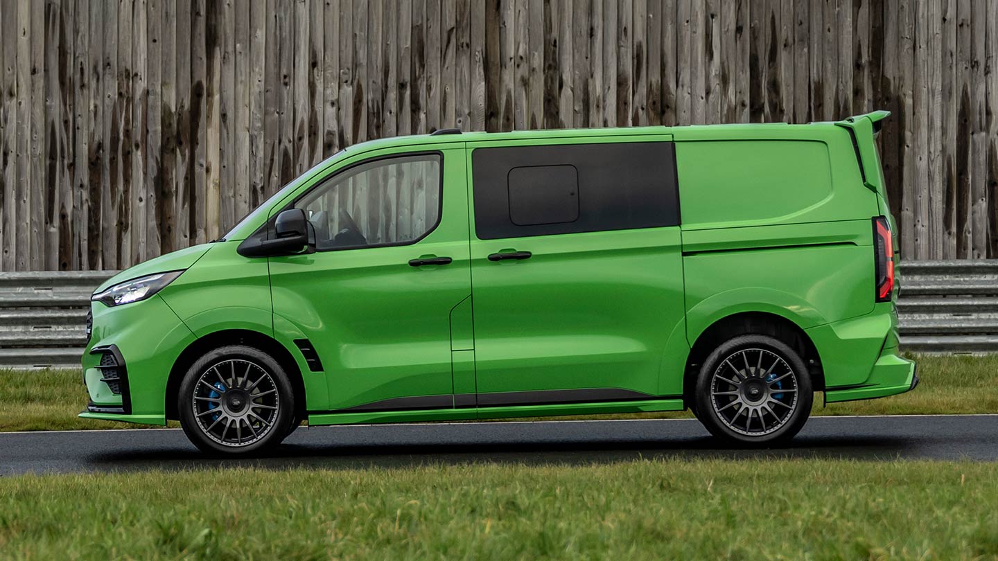 Vista lateral de una Ford Transit Custom MS-RT verde.