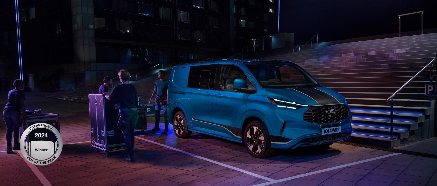 Ford Transit Custom Sport in blue in front of staircase