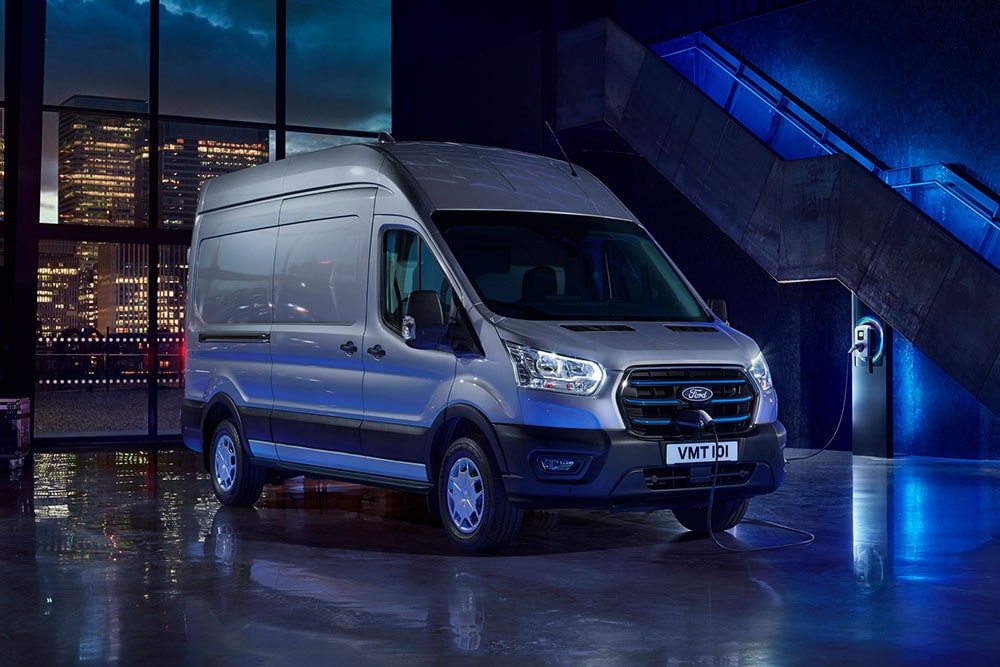 Furgoneta Ford E-Transit estacionada cerca del punto de carga de un depósito de vehículos.