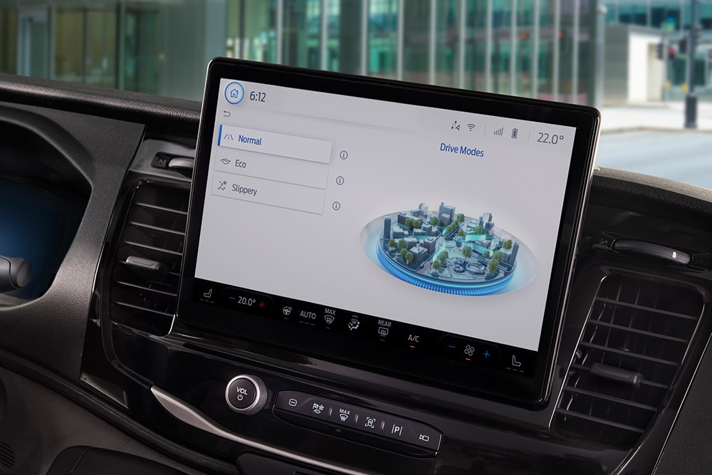 Panel de control de una furgoneta eléctrica Ford E-Transit con una pantalla táctil que muestra los modos de conducción.