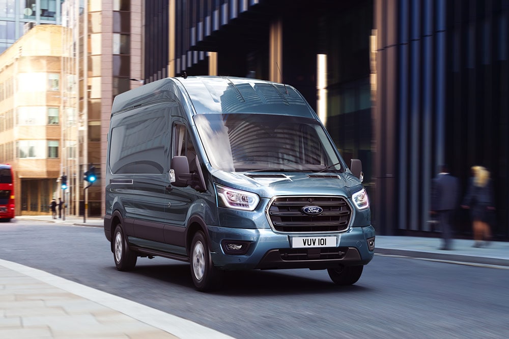 Una furgoneta Ford Transit recorre la ciudad.