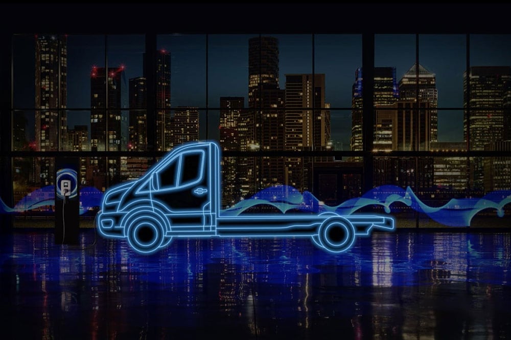 Contorno azul neón de una furgoneta Ford E-Transit Chasis Cabina y estación de carga de vehículos eléctricos superpuestos contra la línea del horizonte de una ciudad.