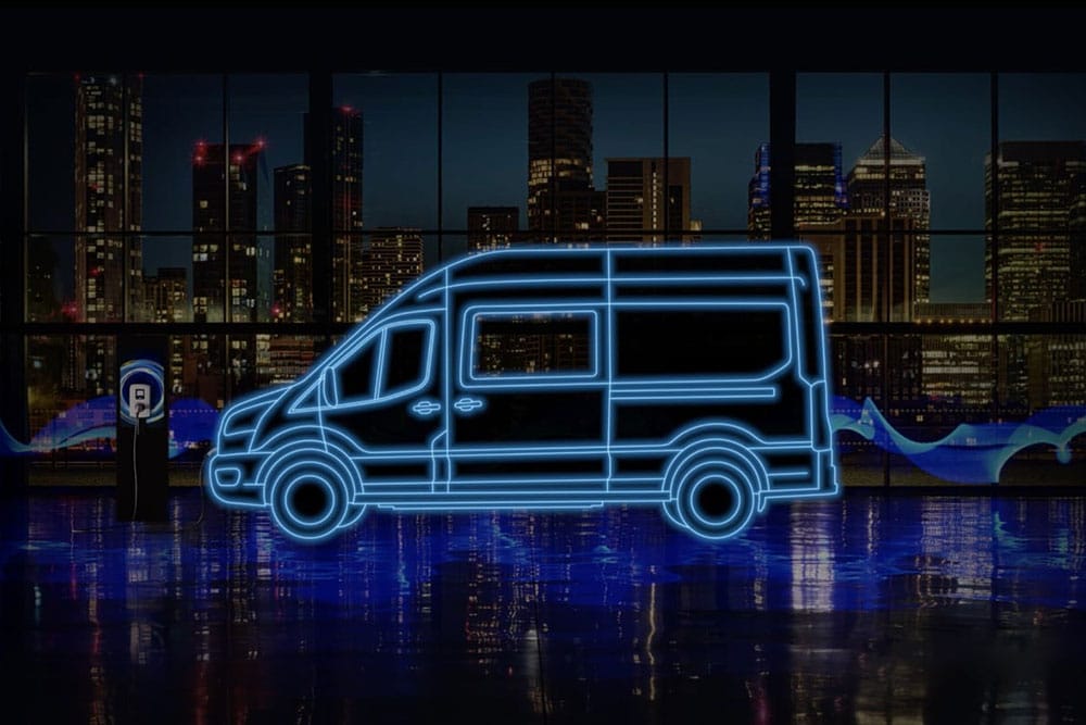 Contorno azul neón de una furgoneta Ford E-Transit de doble cabina y estación de carga de vehículos eléctricos superpuestos contra la línea del horizonte de una ciudad.