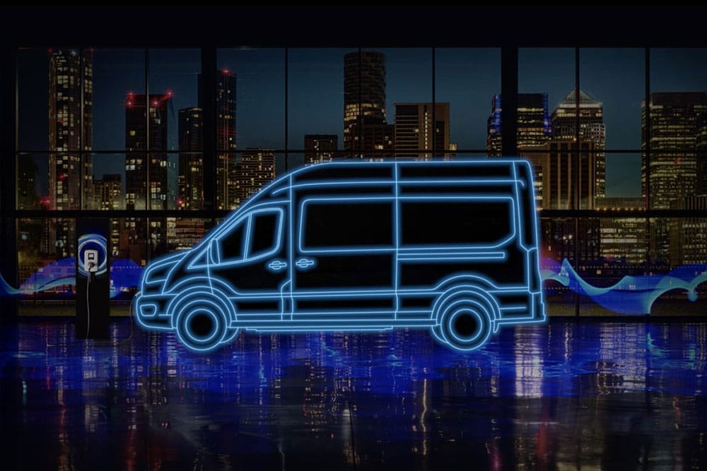 Contorno azul neón de una furgoneta eléctrica Ford E-Transit y estación de carga de vehículos eléctricos superpuestos contra la línea del horizonte de una ciudad.