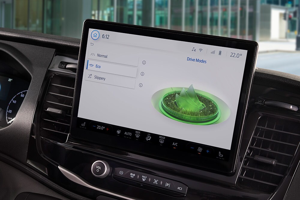 Panel de control de una furgoneta eléctrica Ford E-Transit con una pantalla táctil que muestra los modos de conducción.