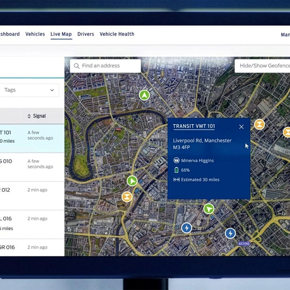 Pantalla táctil que muestra el software Ford Pro Telematics y un mapa con las ubicaciones de los vehículos.