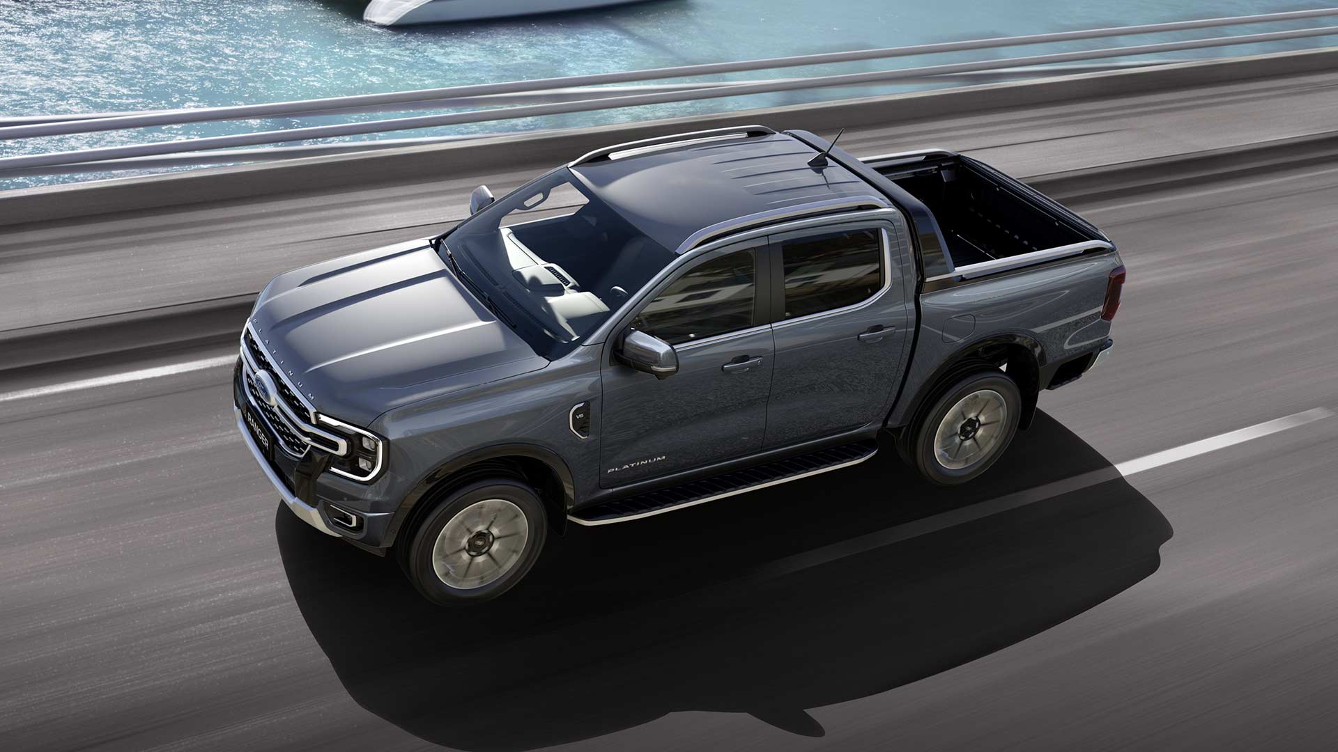 Un Ford Ranger con cabina doble gris recorriendo una autopista.