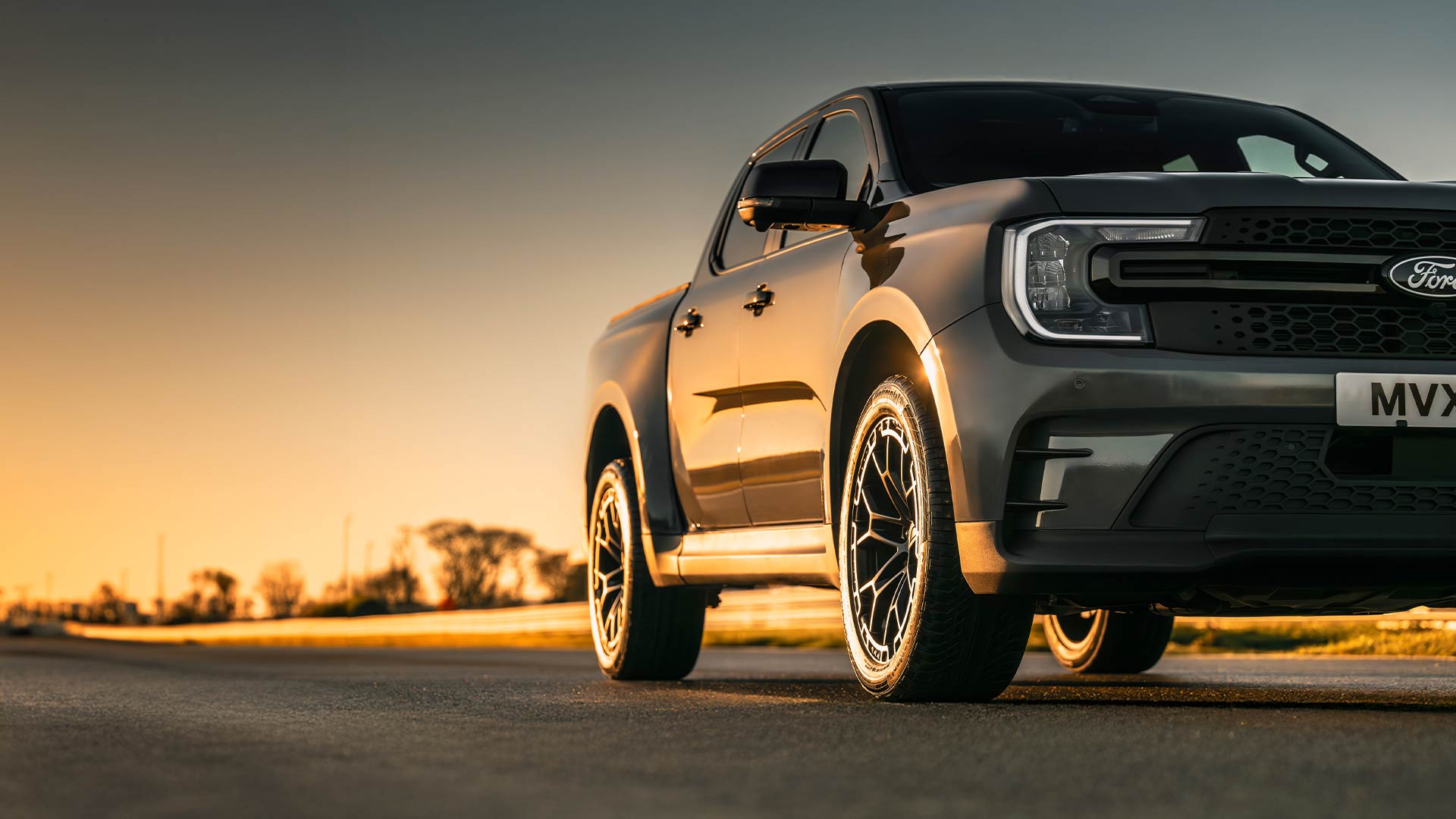 Un Ford Ranger MS-RT recorriendo una pista al atardecer.