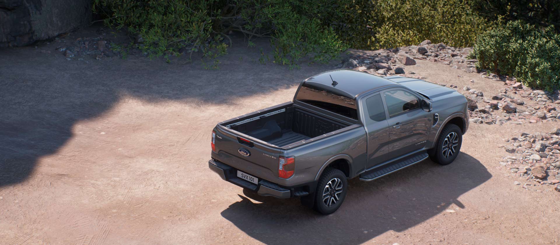 Un Ford Ranger con cabina súper estacionado en un camino de tierra.
