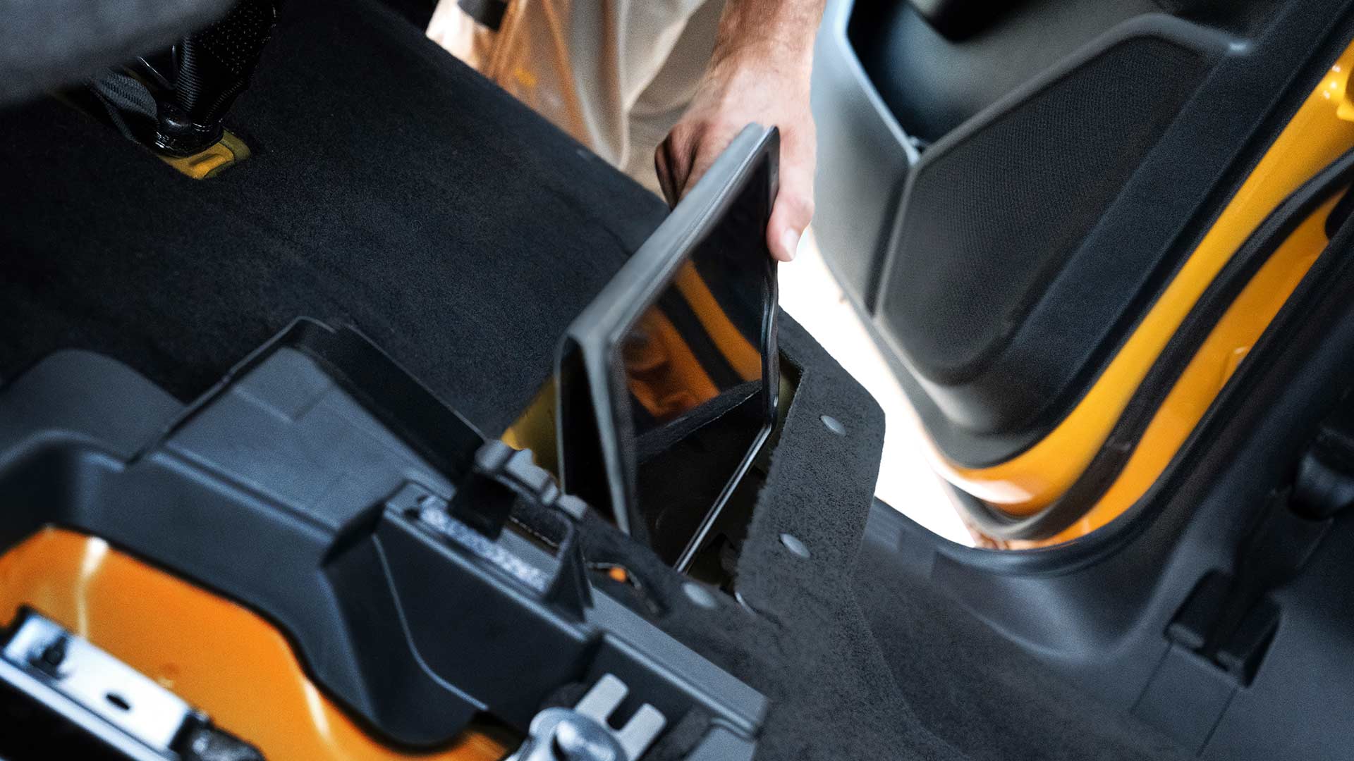 Primer plano del compartimiento de almacenamiento del asiento trasero dentro del Ford Ranger Wildtrak.