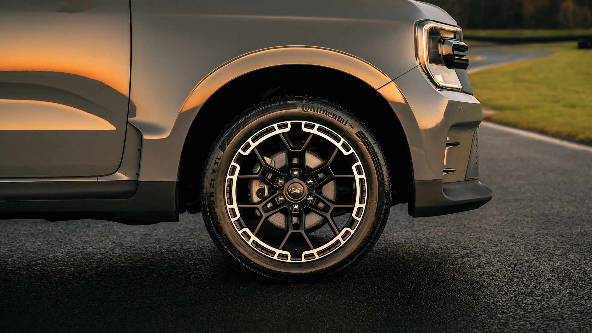 Perfil lateral de la llanta de aleación y de la rueda del Ford Ranger MS-RT.