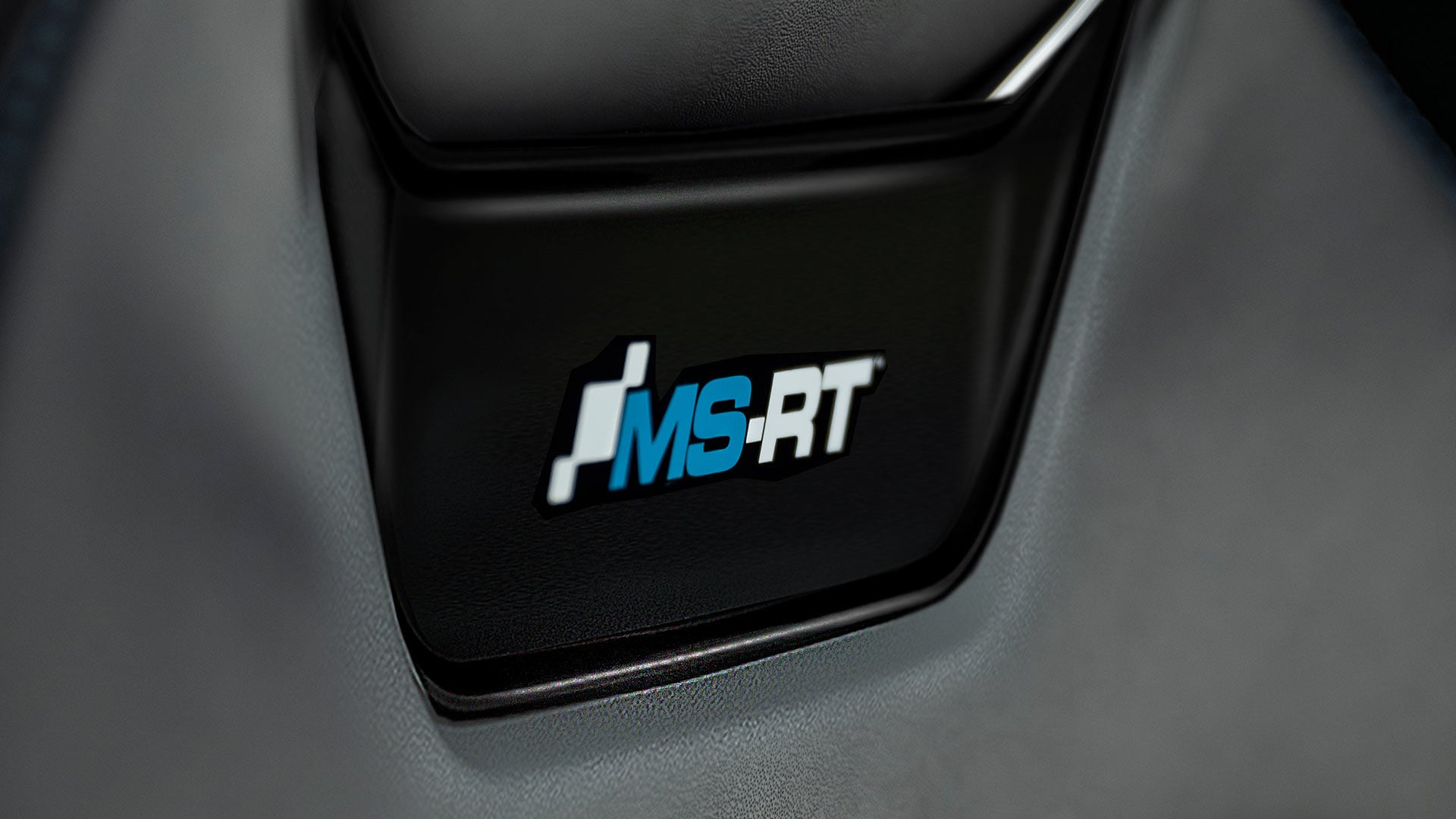 Primer plano de la insignia MS-RT del asiento.