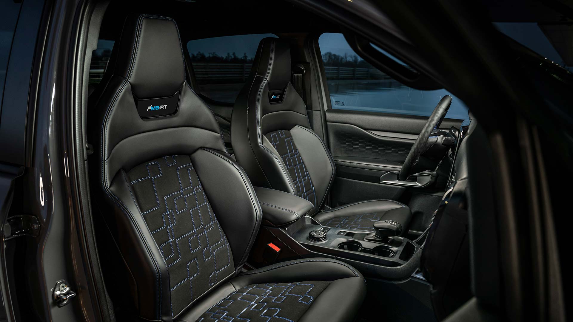 Vista interior de los asientos deportivos del Ford Ranger MS-RT.