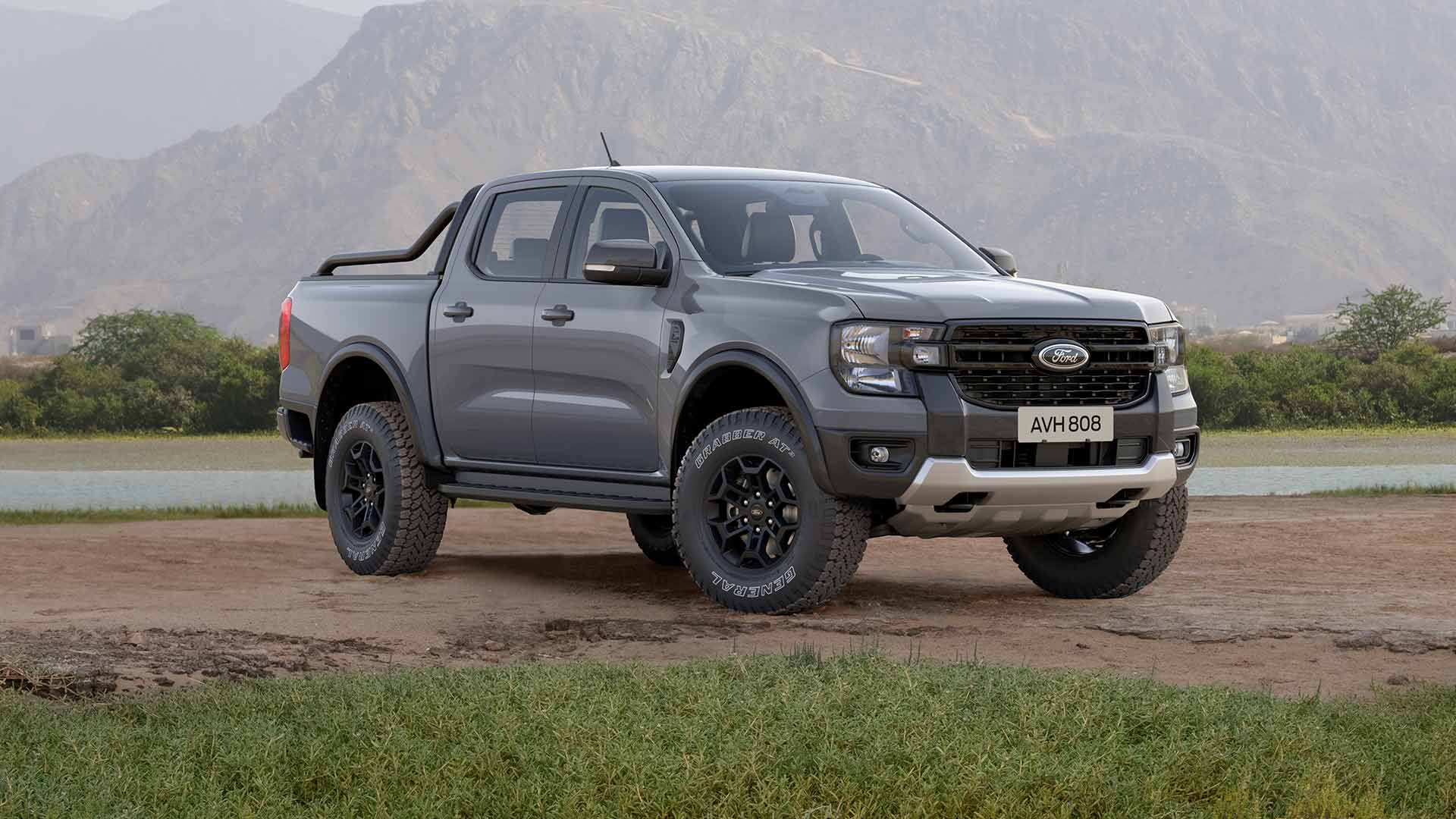 Un Ford Ranger con cabina doble gris recorriendo un camino de tierra.