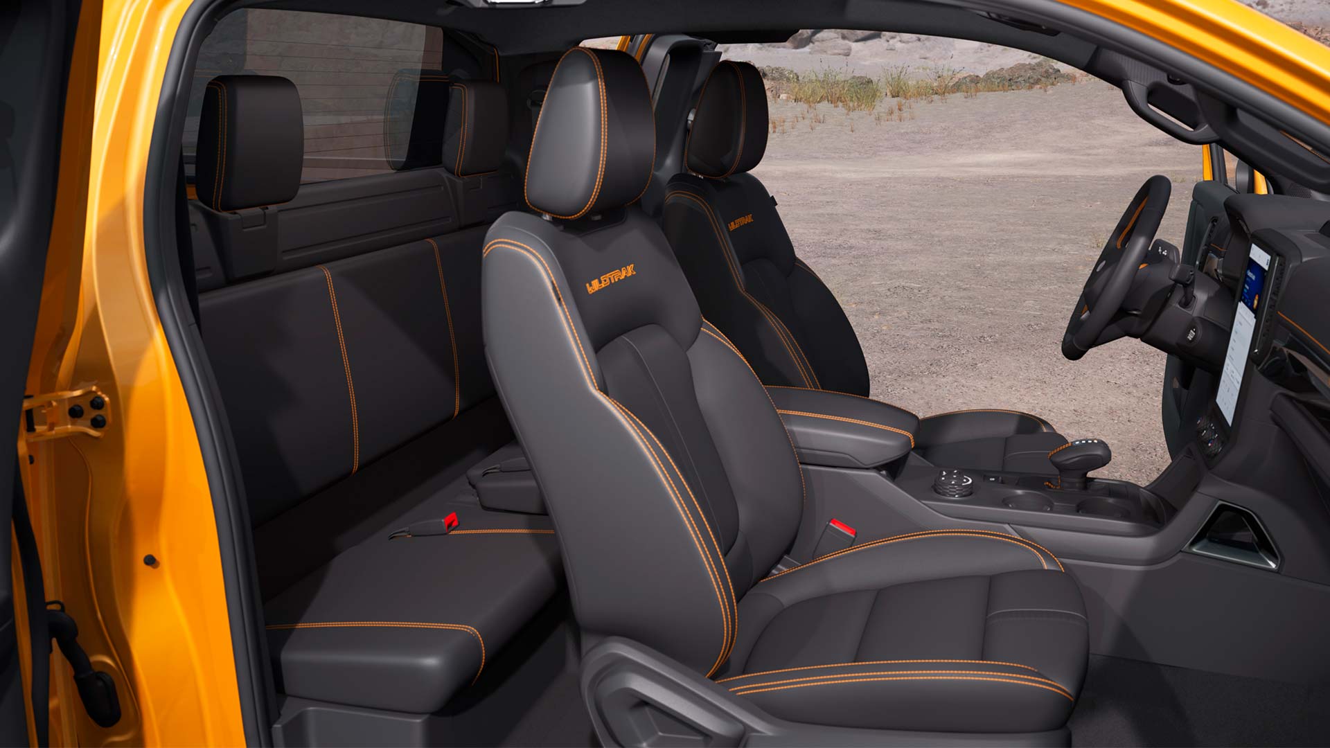 Vista de perfil a través del interior de la cabina de una Ford Ranger Wildtrak con cabina súper.