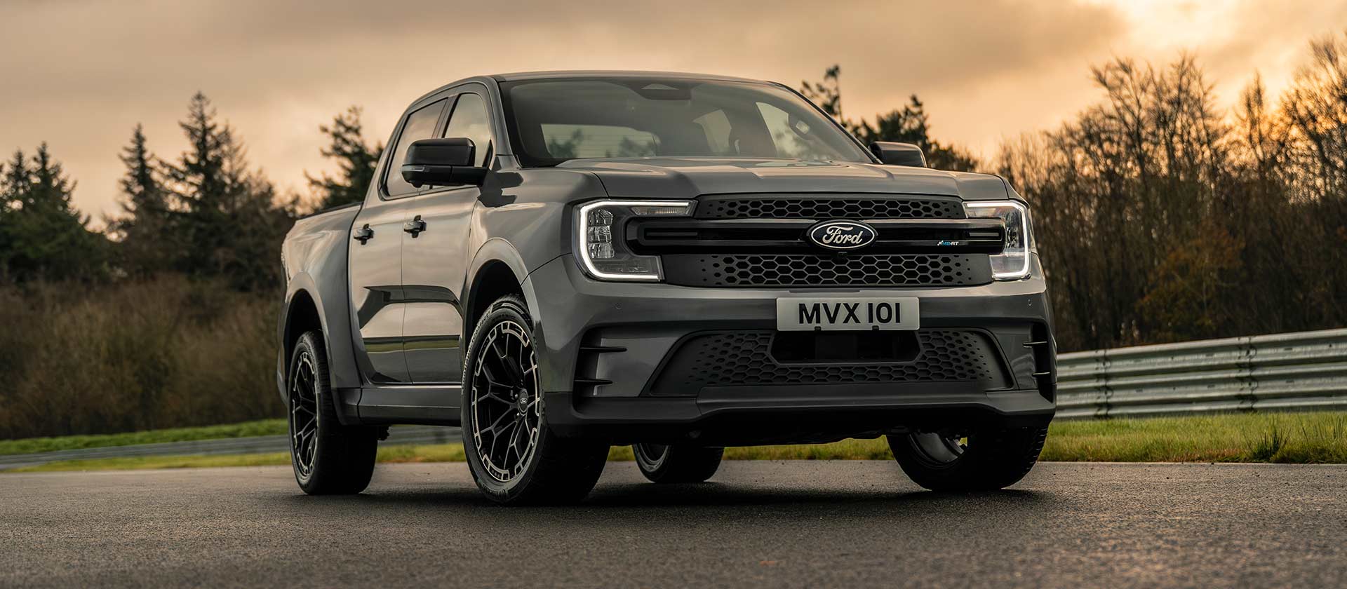 Vista delantera con un plano tres cuartos de un Ford Ranger MS-RT en una pista al atardecer.