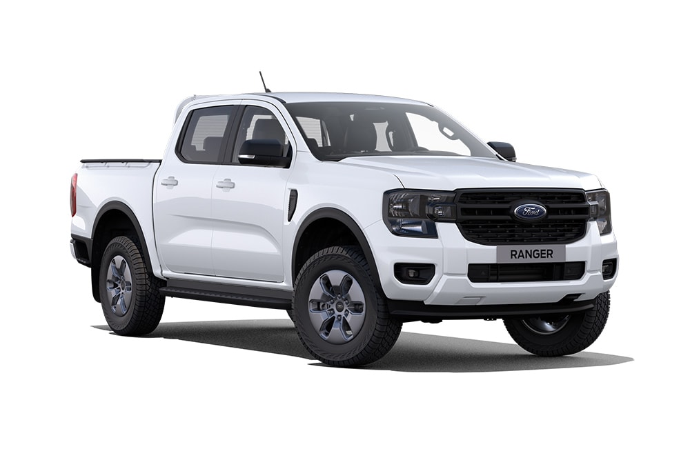 Vista delantera con un plano tres cuartos de un Ford Ranger híbrido enchufable XLT blanco sobre un fondo blanco.
