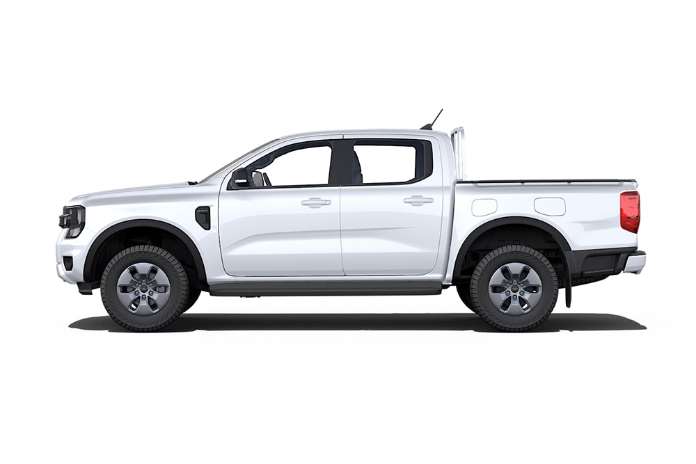 Vista lateral de un modelo pick-up Ford Ranger blanco de doble cabina.