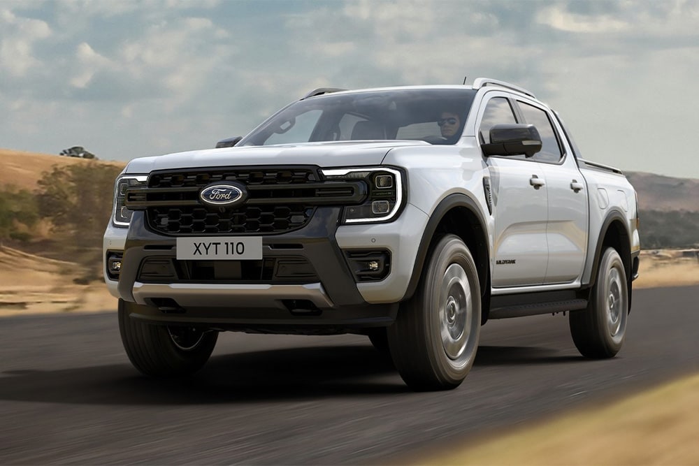 Un Ford Ranger híbrido enchufable Stormtrak circulando por una carretera rural.