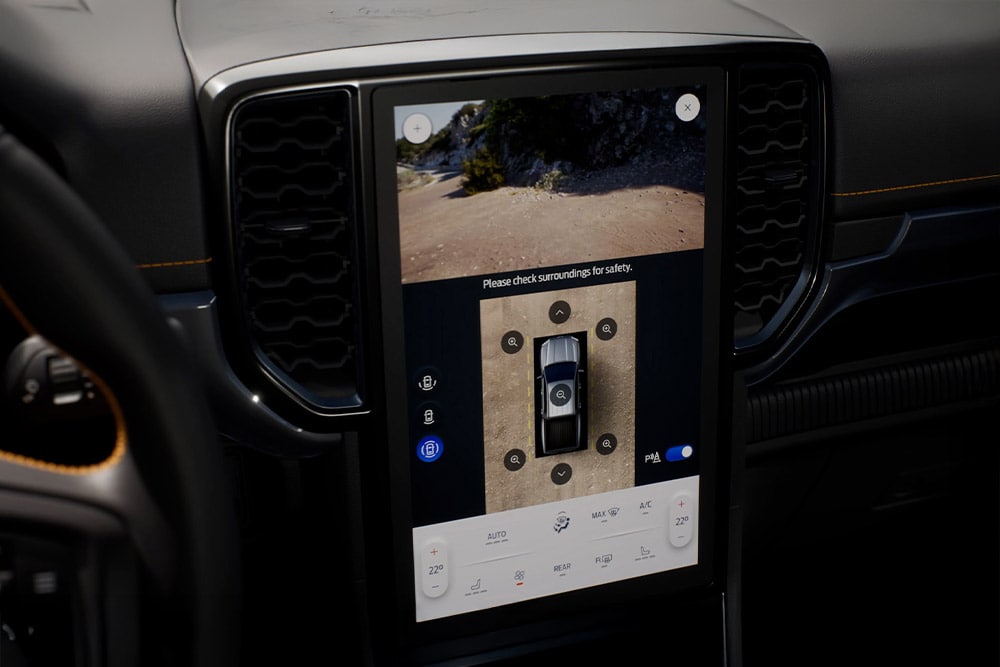 Pantalla táctil del sistema SYNC™ 4 de 12 pulgadas en un Ford Ranger que muestra la funcionalidad de la cámara de 360 grados.