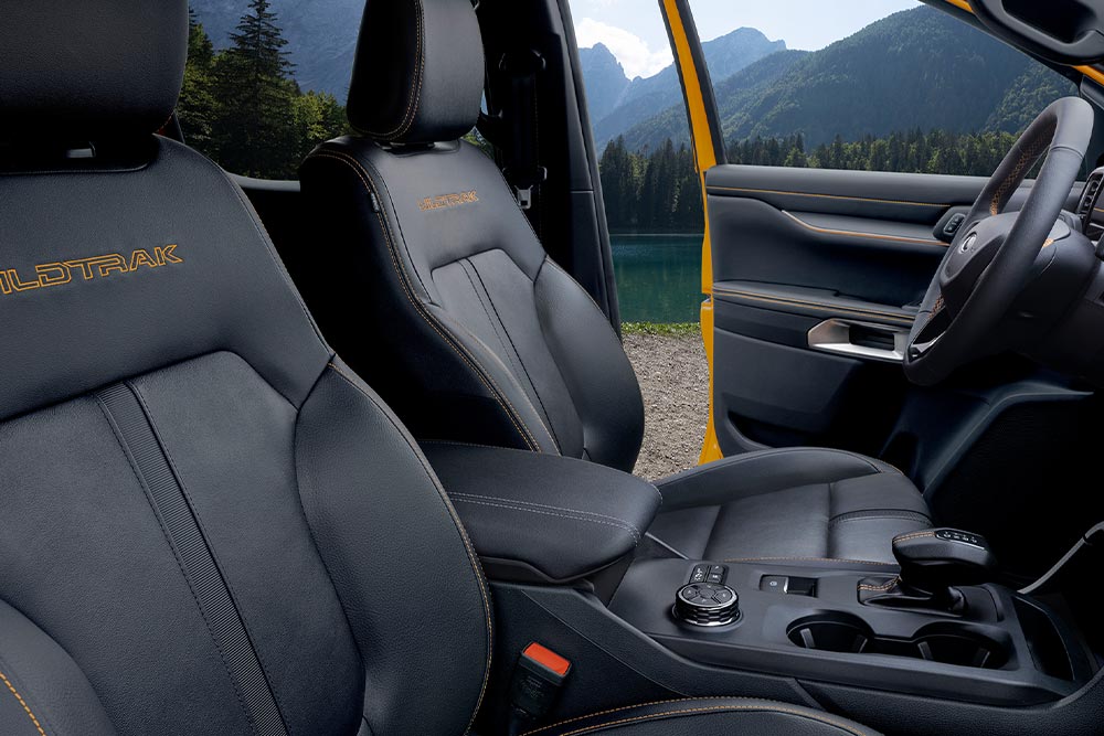 Asientos delanteros de un Ford Ranger Wildtrak que incluyen asiento del conductor ajustable con 6 u 8 posiciones.