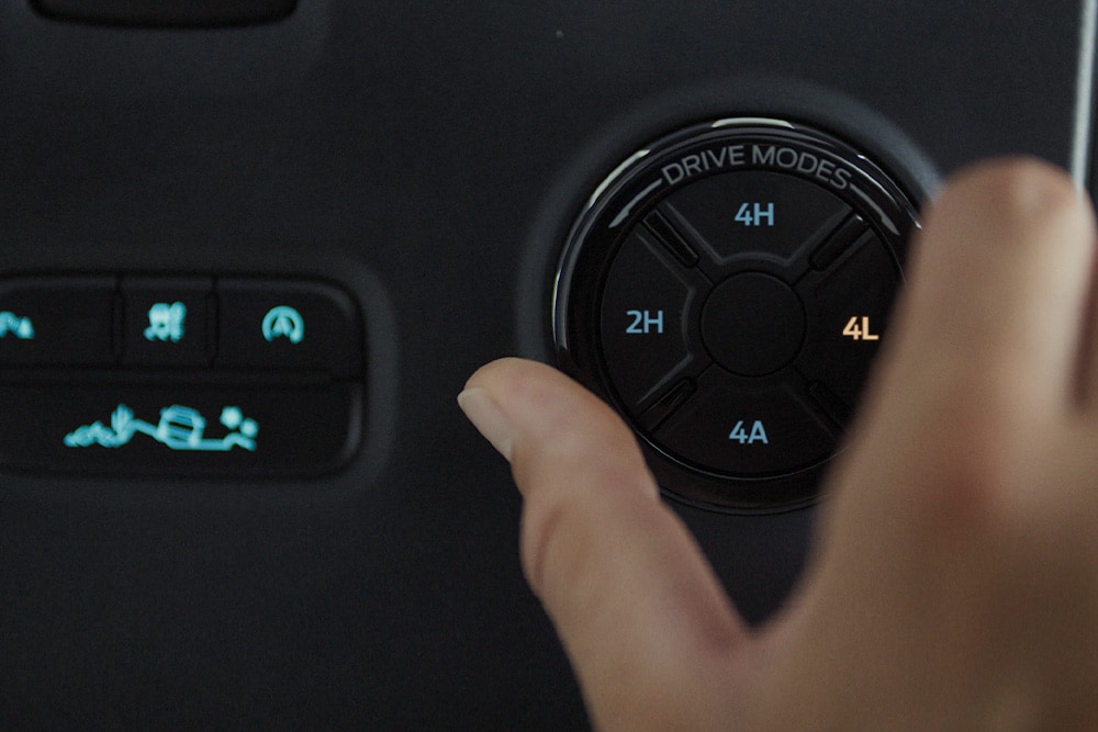Se ve una mano que selecciona un modo de conducción en el selector del Ford Ranger.