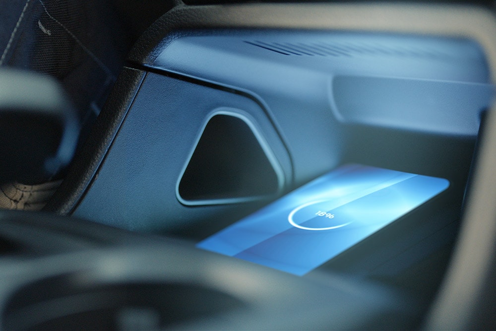 Superficie de carga inalámbrica dentro del Ford Ranger. 