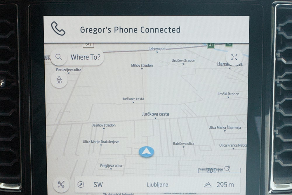 Pantalla táctil de un Ford Ranger que muestra el mapa de navegación conectado.