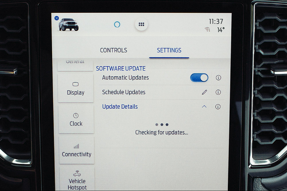 Pantalla táctil de un Ford Ranger que muestra la configuración de las actualizaciones de software inalámbricas.