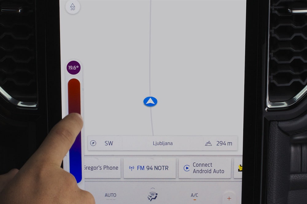Primer plano de los controles de temperatura de doble zona del Ford Ranger en la pantalla táctil del sistema SYNC™ 4 de 12 pulgadas.