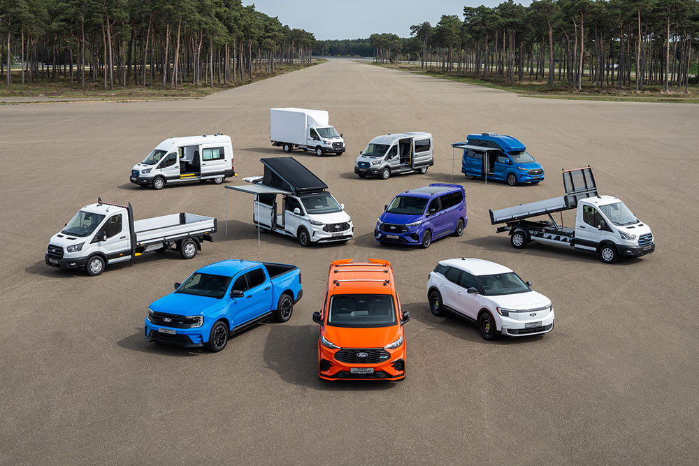 Variedad de vehículos comerciales Ford expuestos.