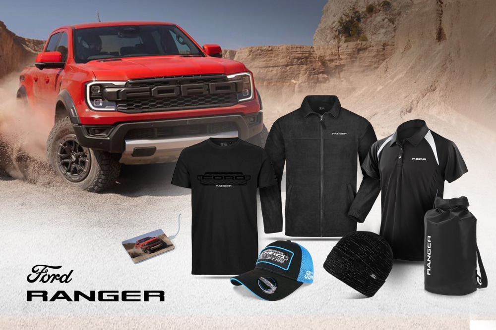 Colección Ford Ranger con camiseta negra, chaqueta, polo, gorra, gorro y mochila impermeable, y un Ranger rojo al fondo.