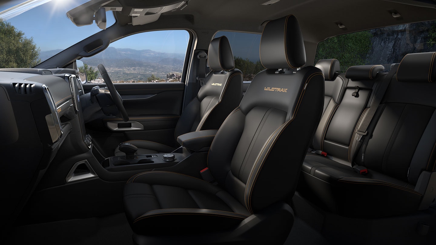 Interior de un Ford Ranger con cabina doble.