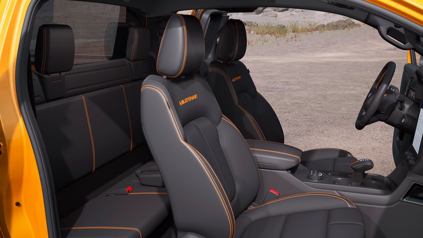 Vista de perfil a través del interior de la cabina de una Ford Ranger Wildtrak con cabina súper.