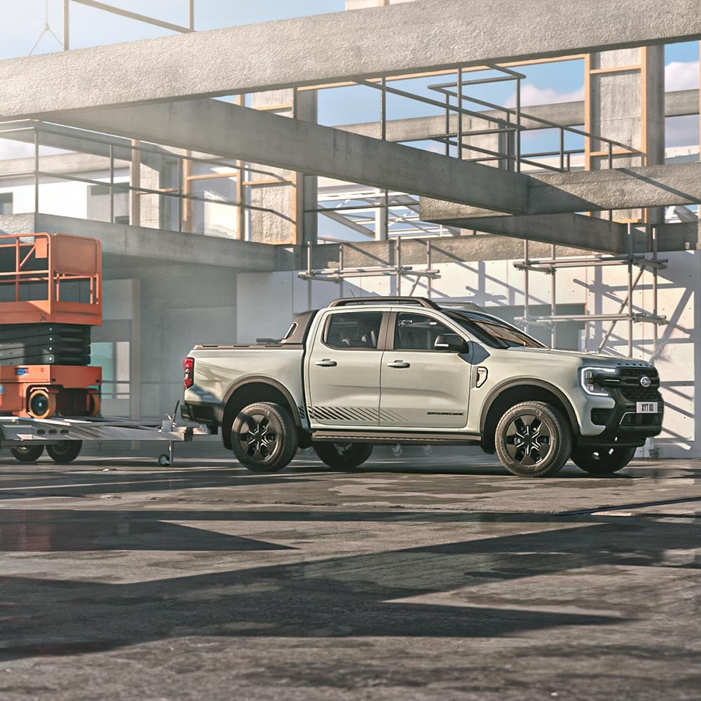 Equipo de remolque de un Ford Ranger híbrido enchufable Stormtrak en una parcela en construcción.