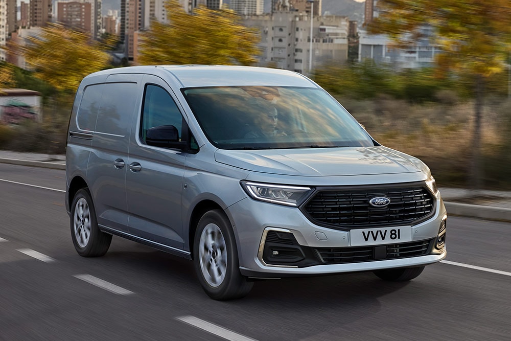 Transit Connect en color gris por la ciudad