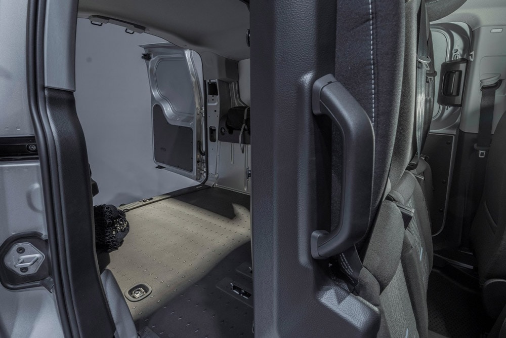 Imagen del interior de una Ford Transit Connect FlexCab, que muestra los asientos traseros abatidos y el espacio de carga vacío.
