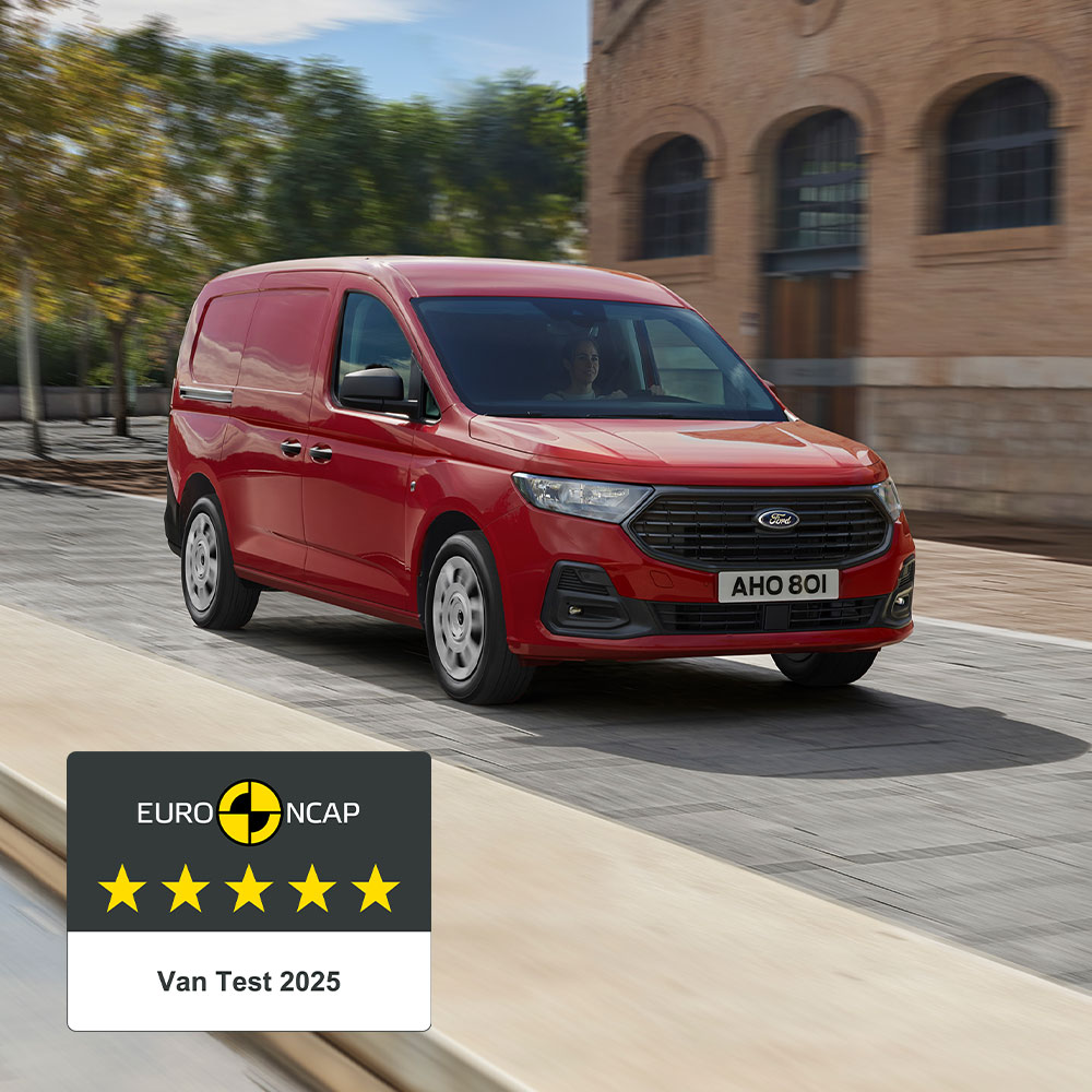 Imagen de una Ford Transit Connect Trend en color Rojo Lava que muestra la parrilla delantera y los faros automáticos.